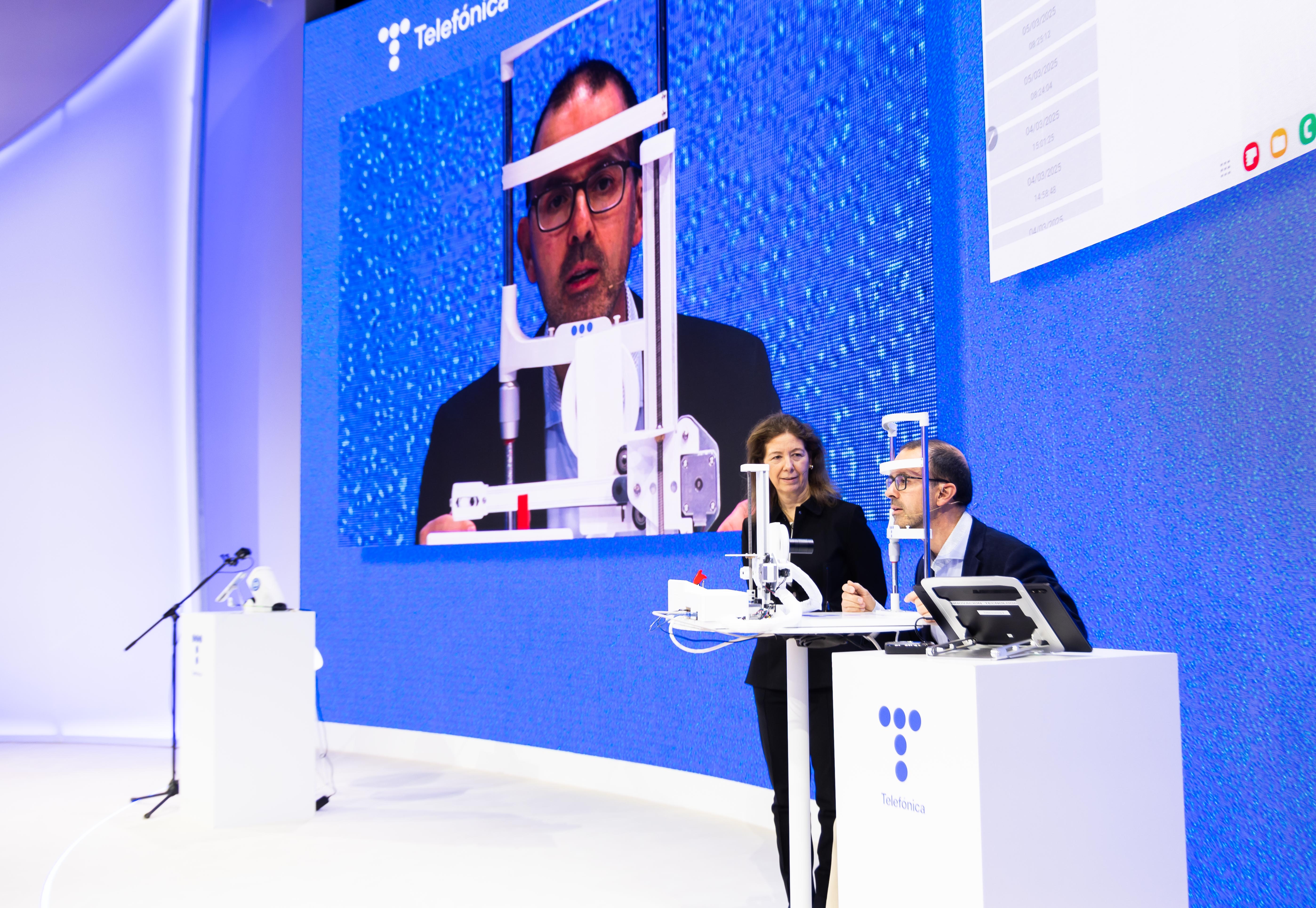 In the Agora of the Telefónica stand at MWC 2025, Ana Vega and Juan Cambeiro, experts in Innovation at Telefónica Spain, present ‘CatEye’: a solution with 5G connectivity, which makes it possible to determine whether the patient has cataracts to a sufficient degree to advise surgical intervention.