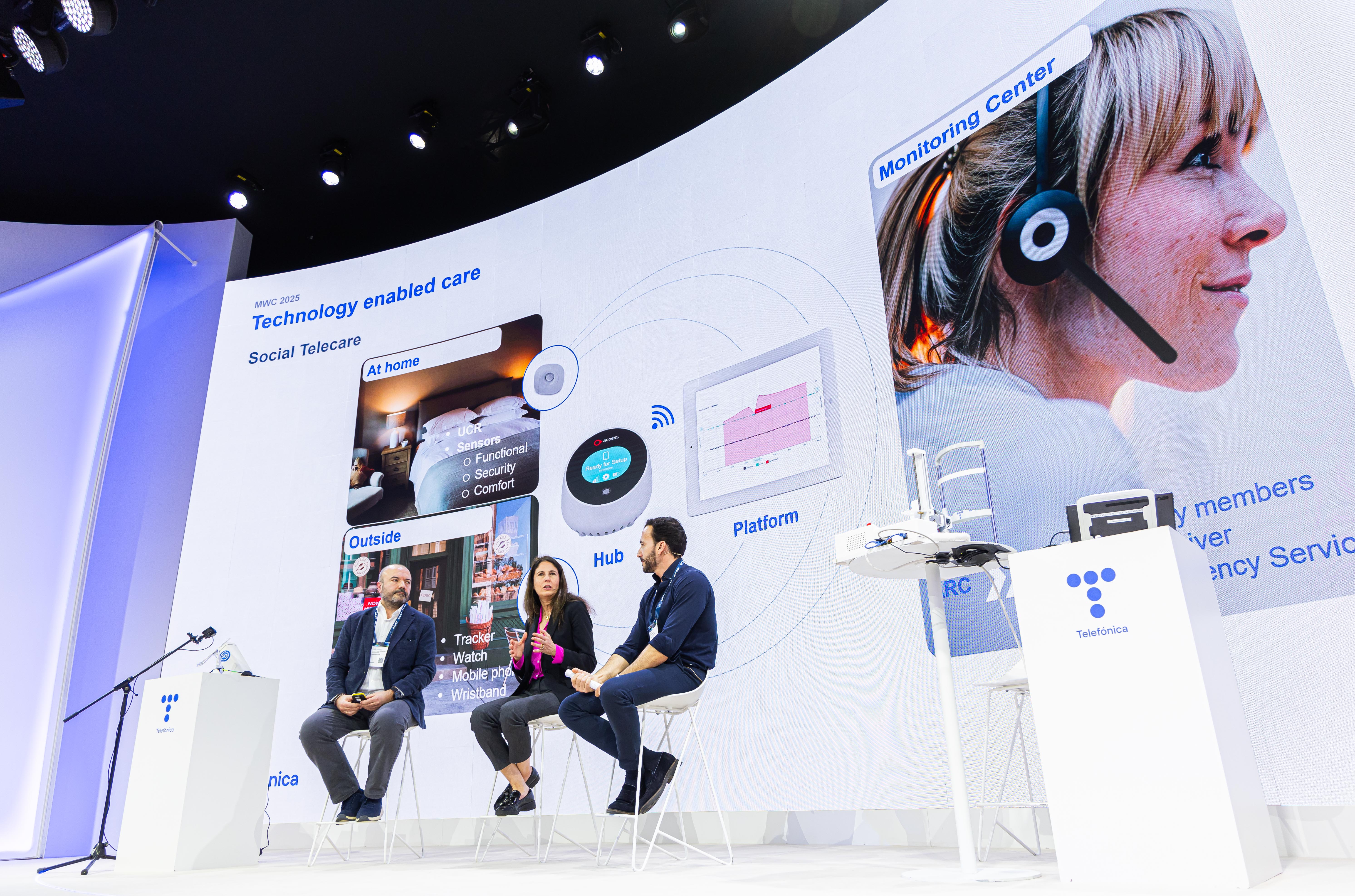 From left to right. Carlos Carazo, Director Global IoT Product, Technology & Operations at Telefónica Tech; together with Micaela Martelli Quesada, Director of Sectoral Solutions and Energy, Telefónica Empresas; and Raimon Santamaria, Regional Manager of Access Tec, present innovative solutions for the challenges of the healthcare system in the future and how IoT improves well-being and efficiency, with a telecare proposal backed by the capabilities of Telefónica Tech.