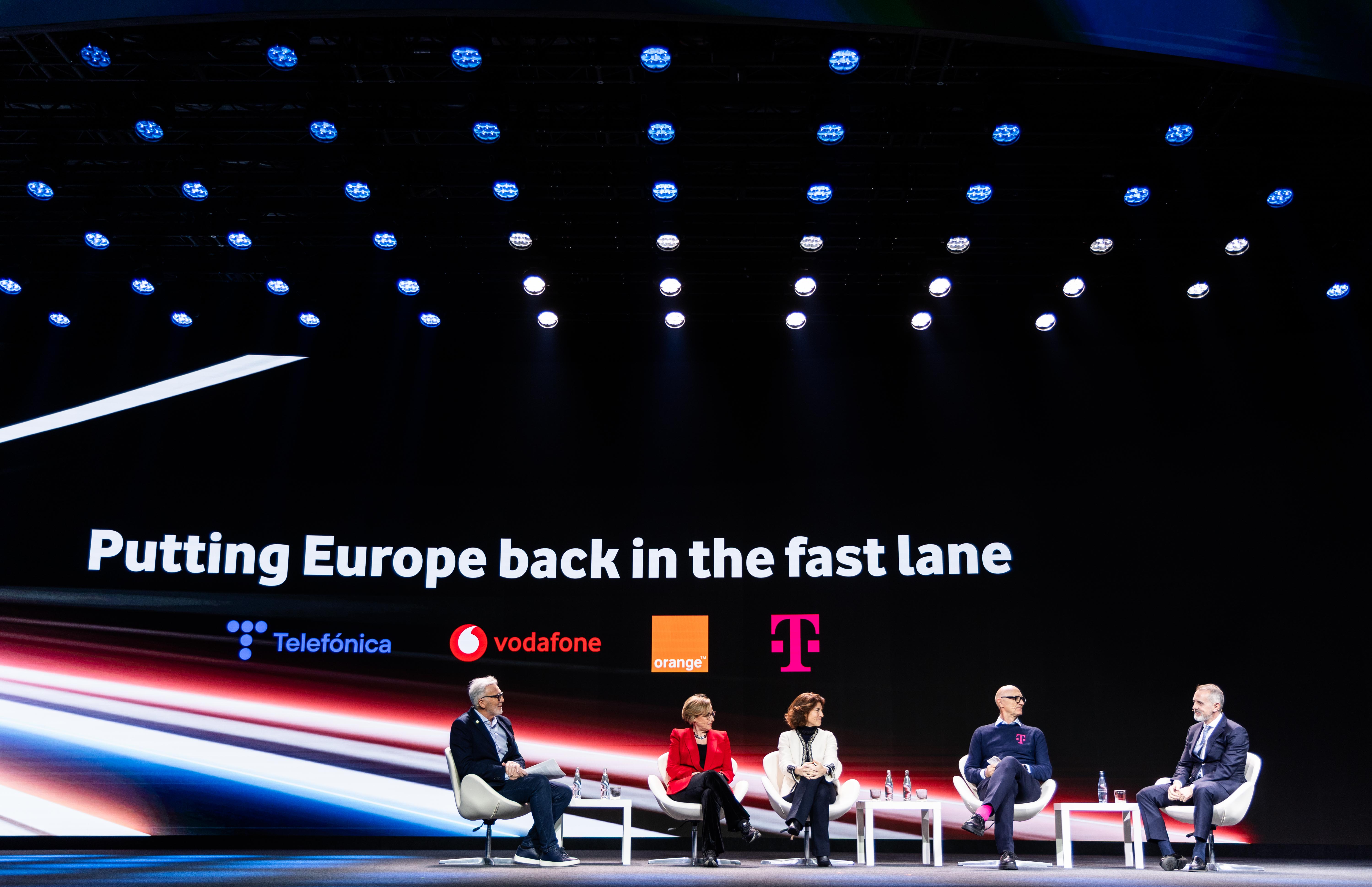 From left to right: Shaun Collins, CCS Insight, moderator; Margherita Della Valle, CEO Vodafone; Christel Heydemann, CEO Orange; Tim Höttges, CEO Deutsche Telekom; and Marc Murtra, Chairman & CEO Telefónica.