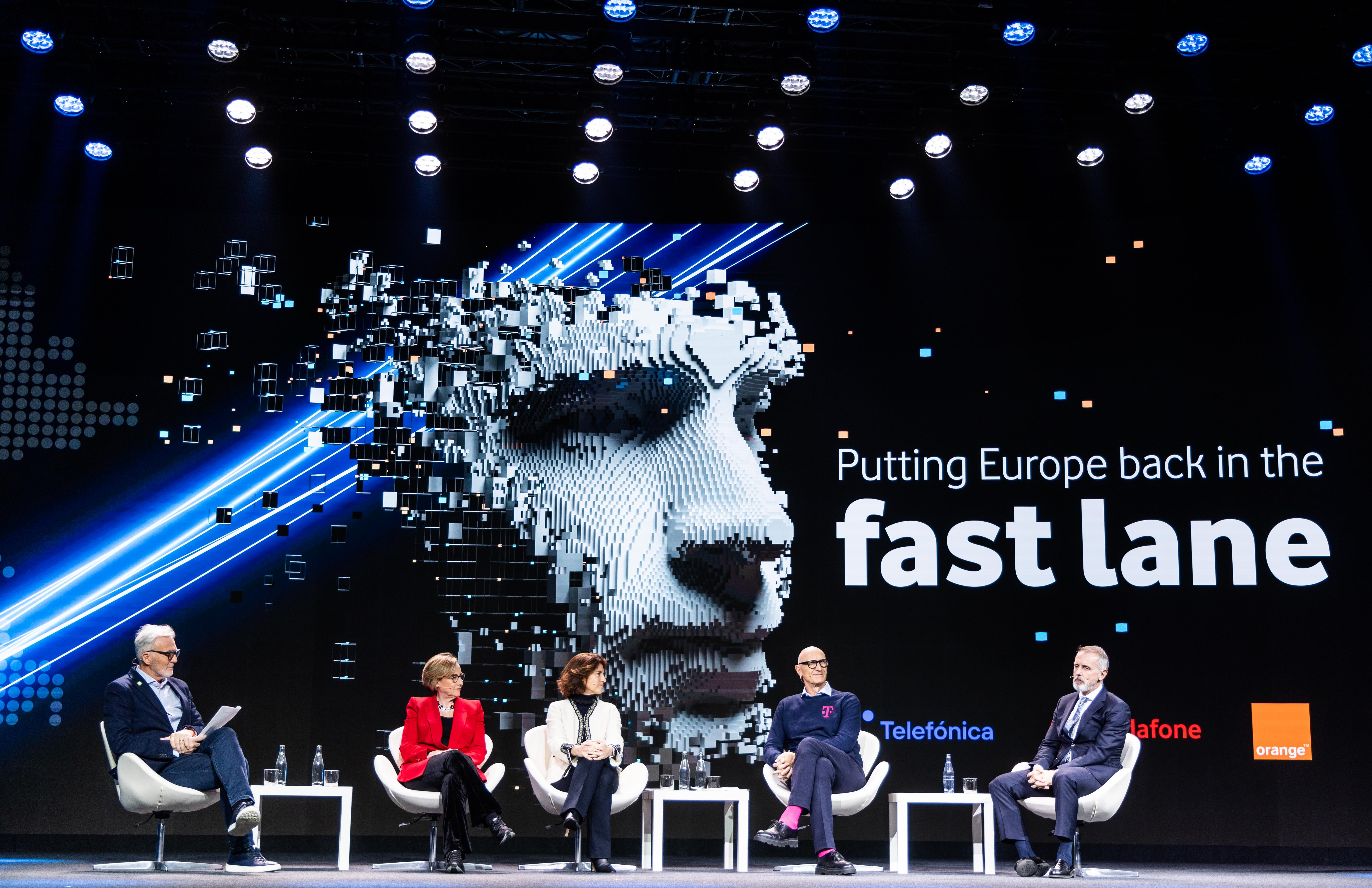 From left to right: Shaun Collins, CCS Insight, moderator; Margherita Della Valle, CEO Vodafone; Christel Heydemann, CEO Orange; Tim Höttges, CEO Deutsche Telekom; and Marc Murtra, Chairman & CEO Telefónica.