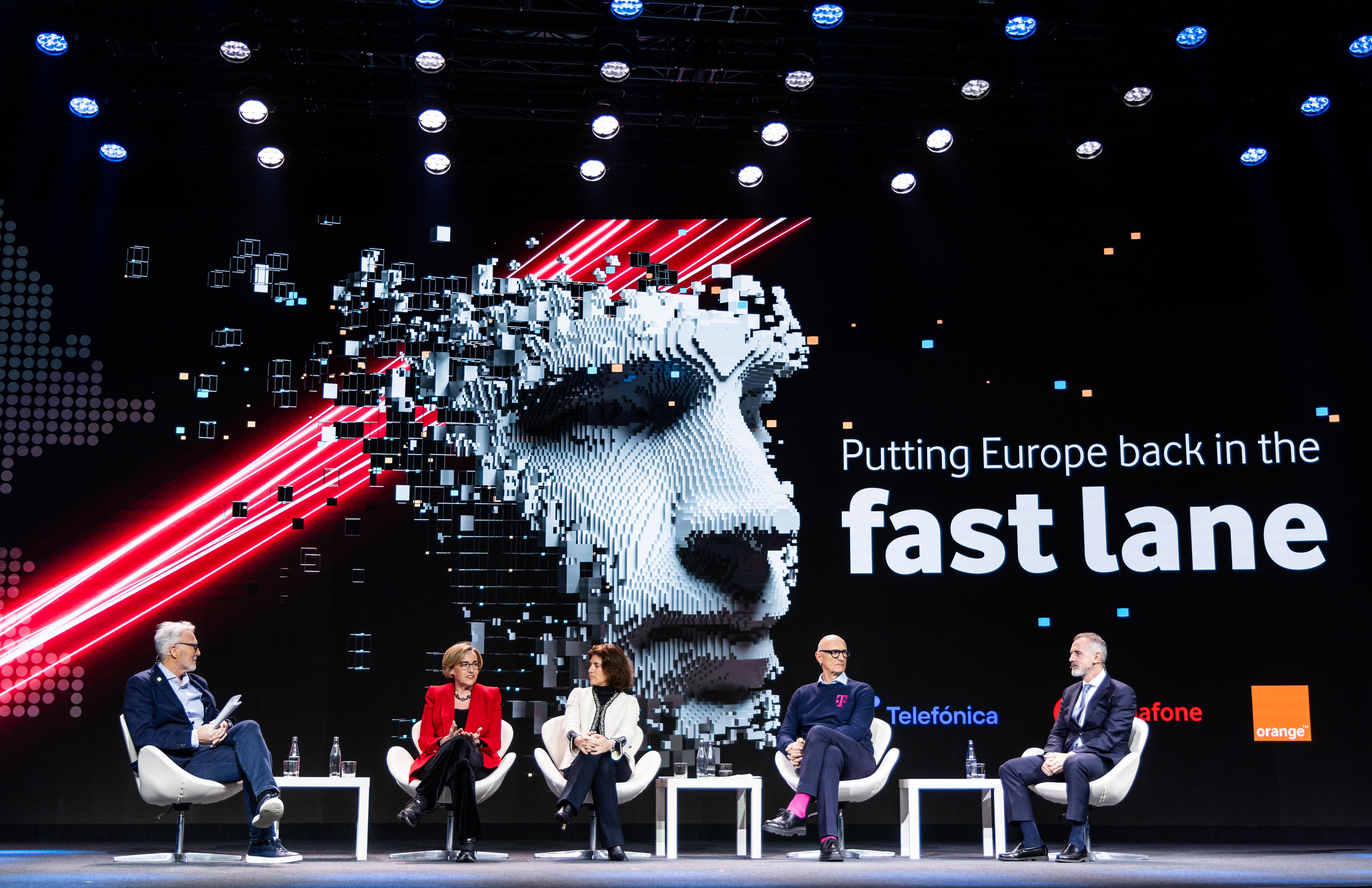 From left to right: Shaun Collins, CCS Insight, moderator; Margherita Della Valle, CEO Vodafone; Christel Heydemann, CEO Orange; Tim Höttges, CEO Deutsche Telekom; and Marc Murtra, Chairman & CEO Telefónica.