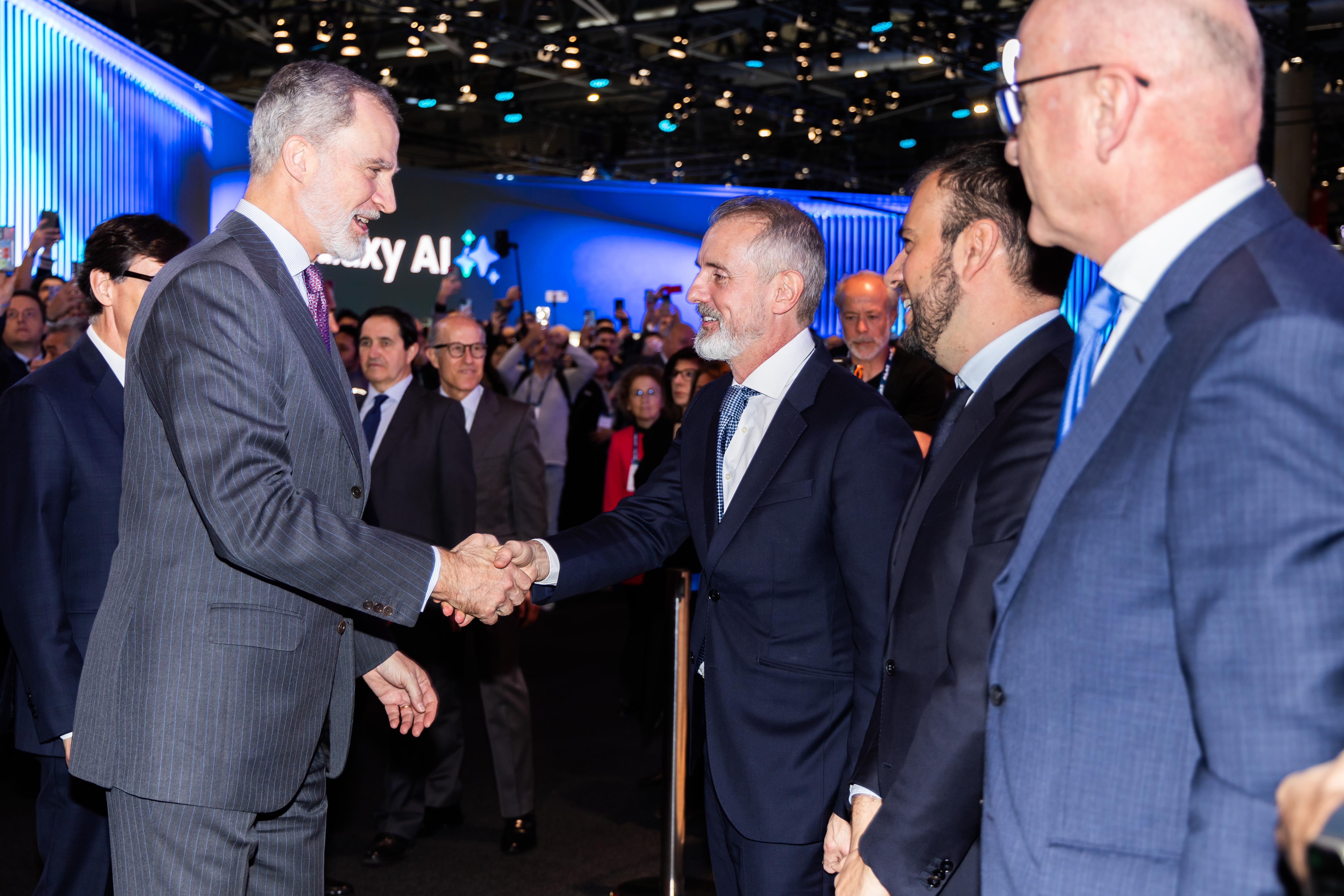 His Majesty King Felipe is received by Marc Murtra, Executive Chairman of Telefónica; Carlos Ocaña, Vice-Chairman; and Ángel Vilá, CEO, during his visit to the operator's stand.