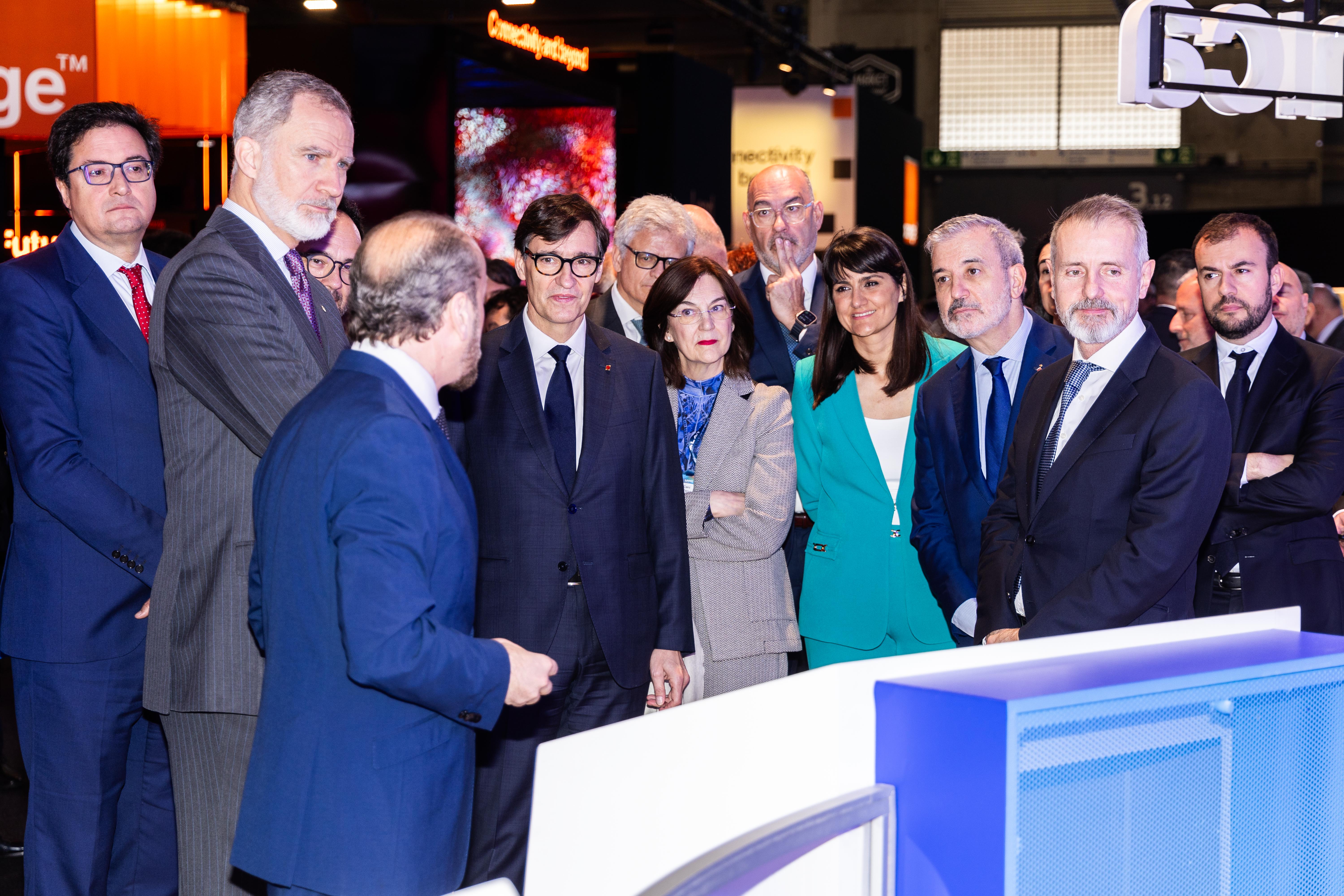 Don Felipe during his visit to the Telefónica stand at MWC 2025.