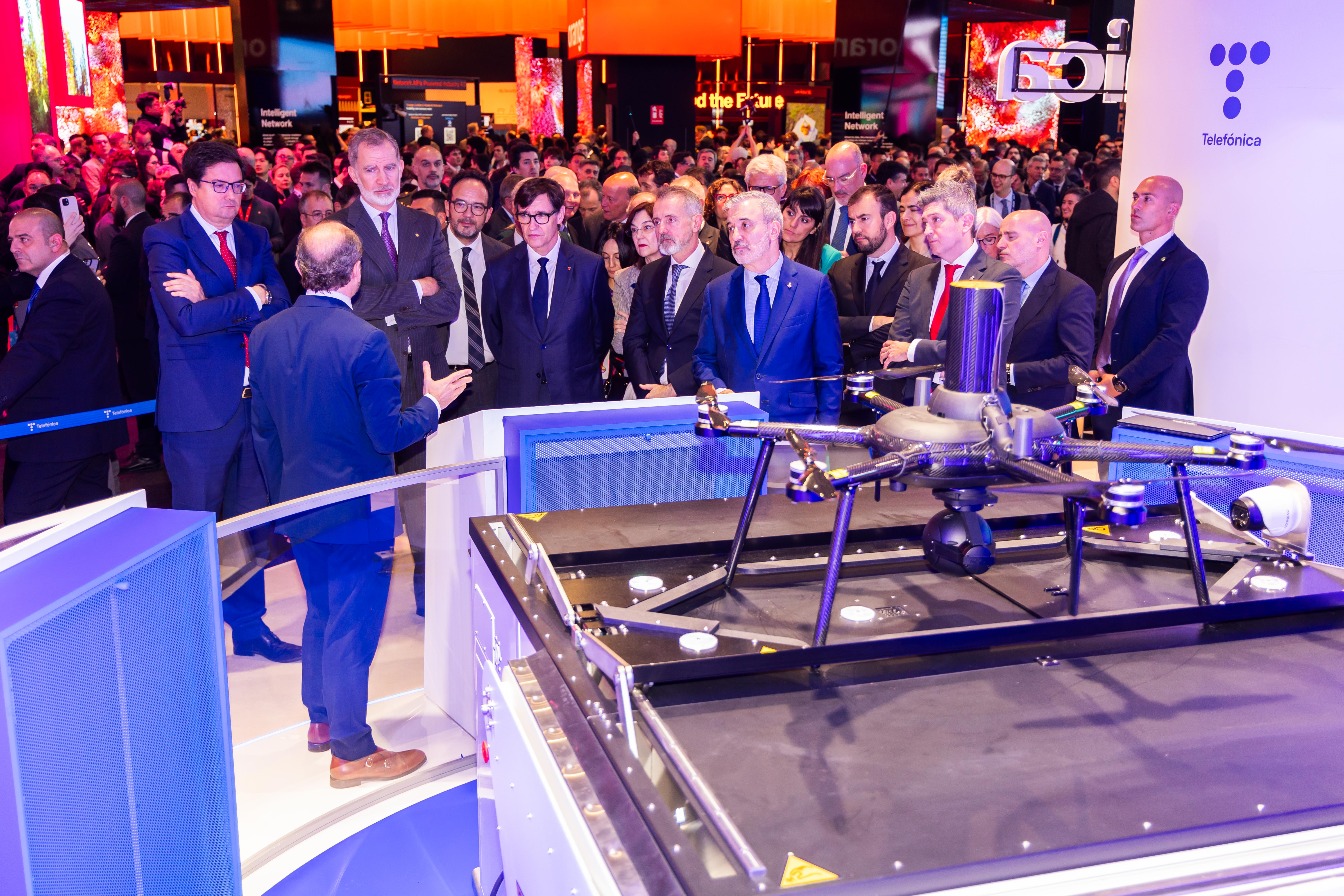 Don Felipe, during his visit to the Telefónica stand at MWC 2025, accompanied by Óscar López, Minister for Digital Transformation and the Civil Service; Salvador Illa, President of the Generalitat; Cani Fernández, President of the CNMC; Marc Murtra, President of Telefónica; Jaume Collboni, Mayor of Barcelona; Carlos Ocaña, Vice-President of Telefónica; among others.