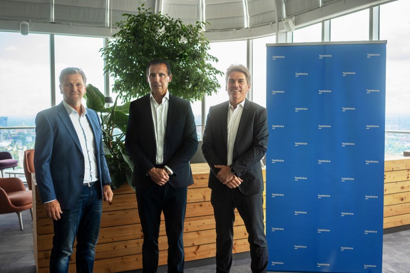 Christian Kranebitter (fundador de BE-terna), José Cerdán (CEO de Telefónica Tech) y Bernhard Lang (CEO de BE-terna).