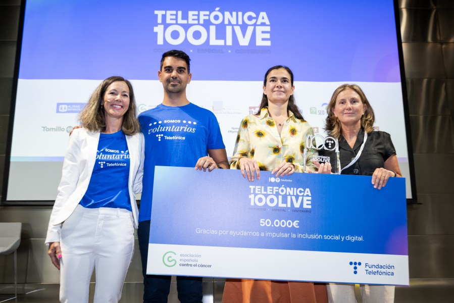 Telefónica representatives handing over the proceeds to Asociación Española contra el Cáncer.