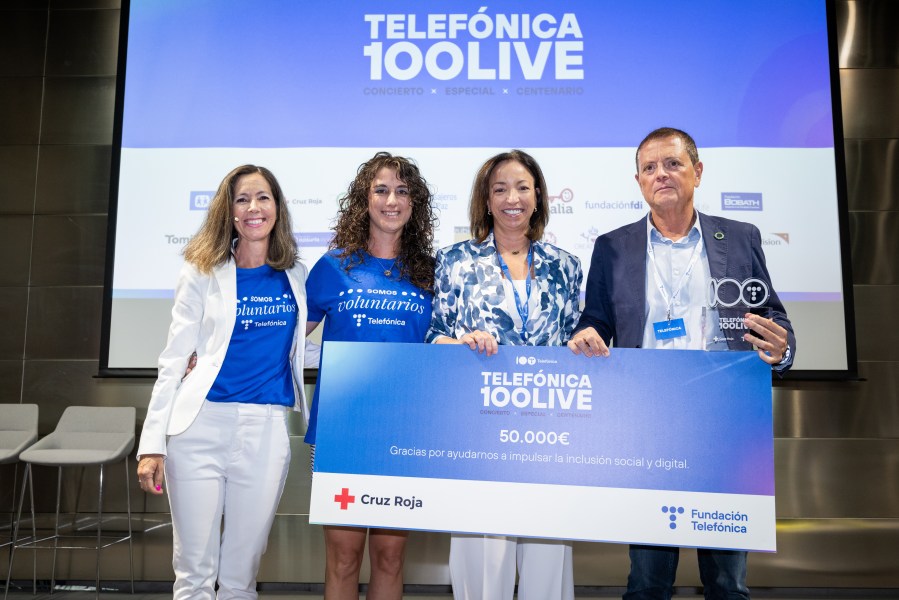 Telefónica representatives handing over the proceeds to Cruz Roja.