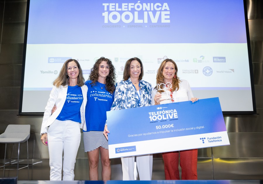 Telefónica representatives handing over the proceeds to Fundación Apsuria.