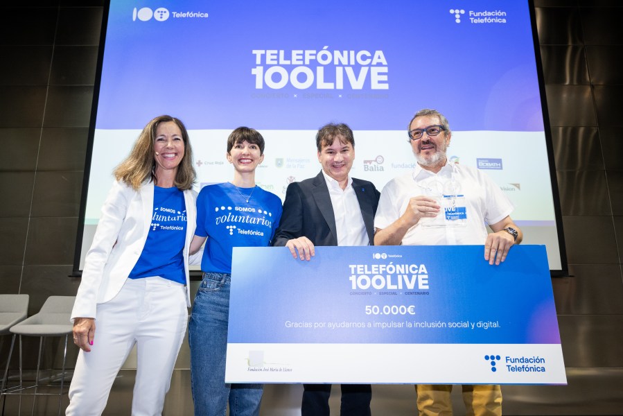 Telefónica representatives handing over the proceeds to Fundación José María de Llanos.