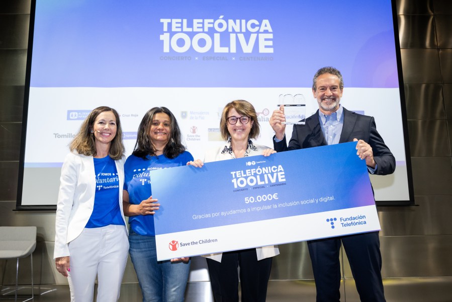 Telefónica representatives handing over the proceeds to Save the children.