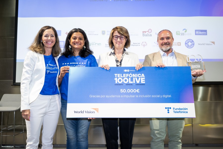 Telefónica representatives handing over the proceeds to World Vision.