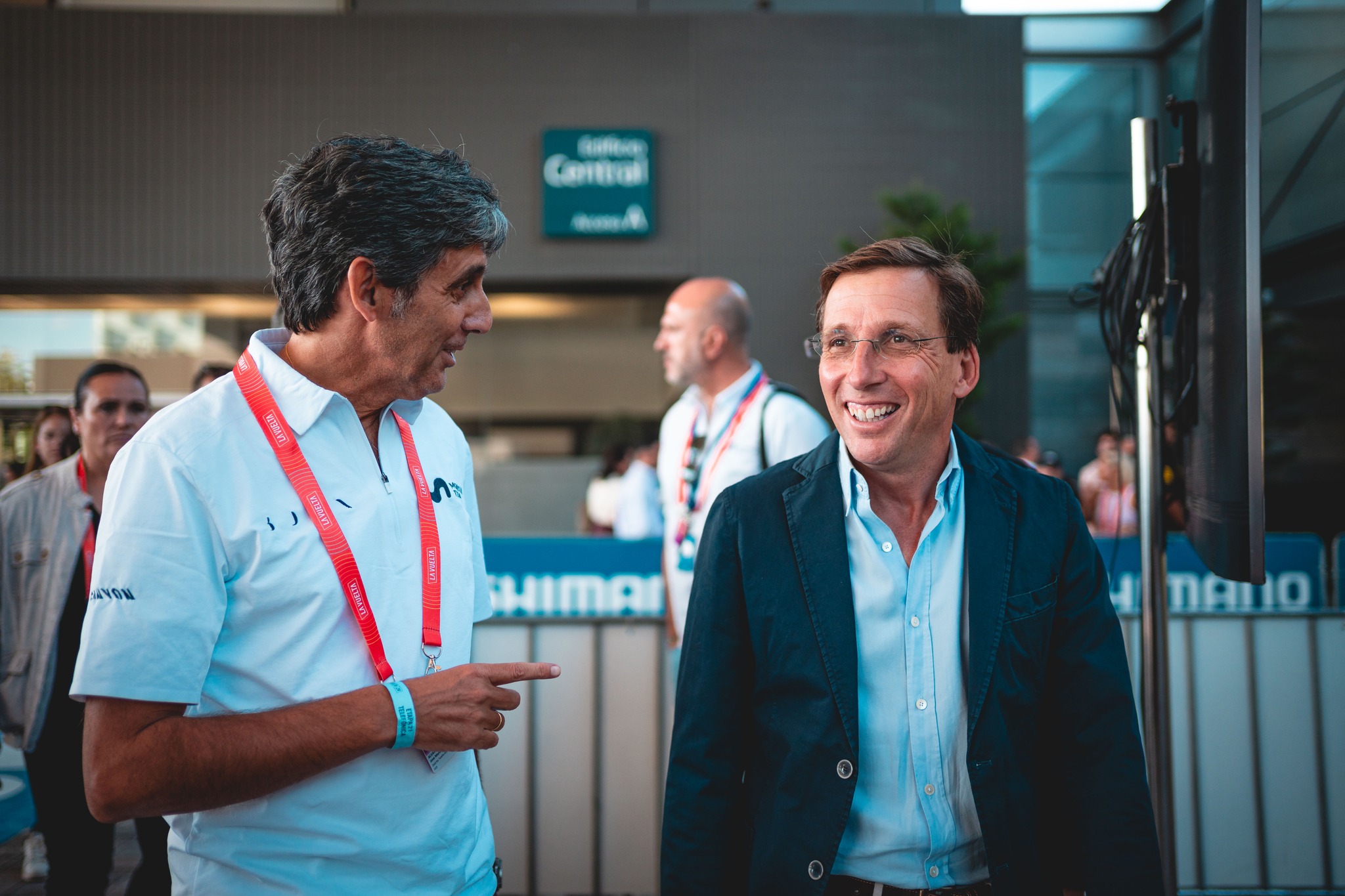 José María Álvarez-Pallete, Chairman of Telefónica, with José Luis Martínez-Almeida, Mayor of Madrid, at the start of the last stage of La Vuelta 2024.