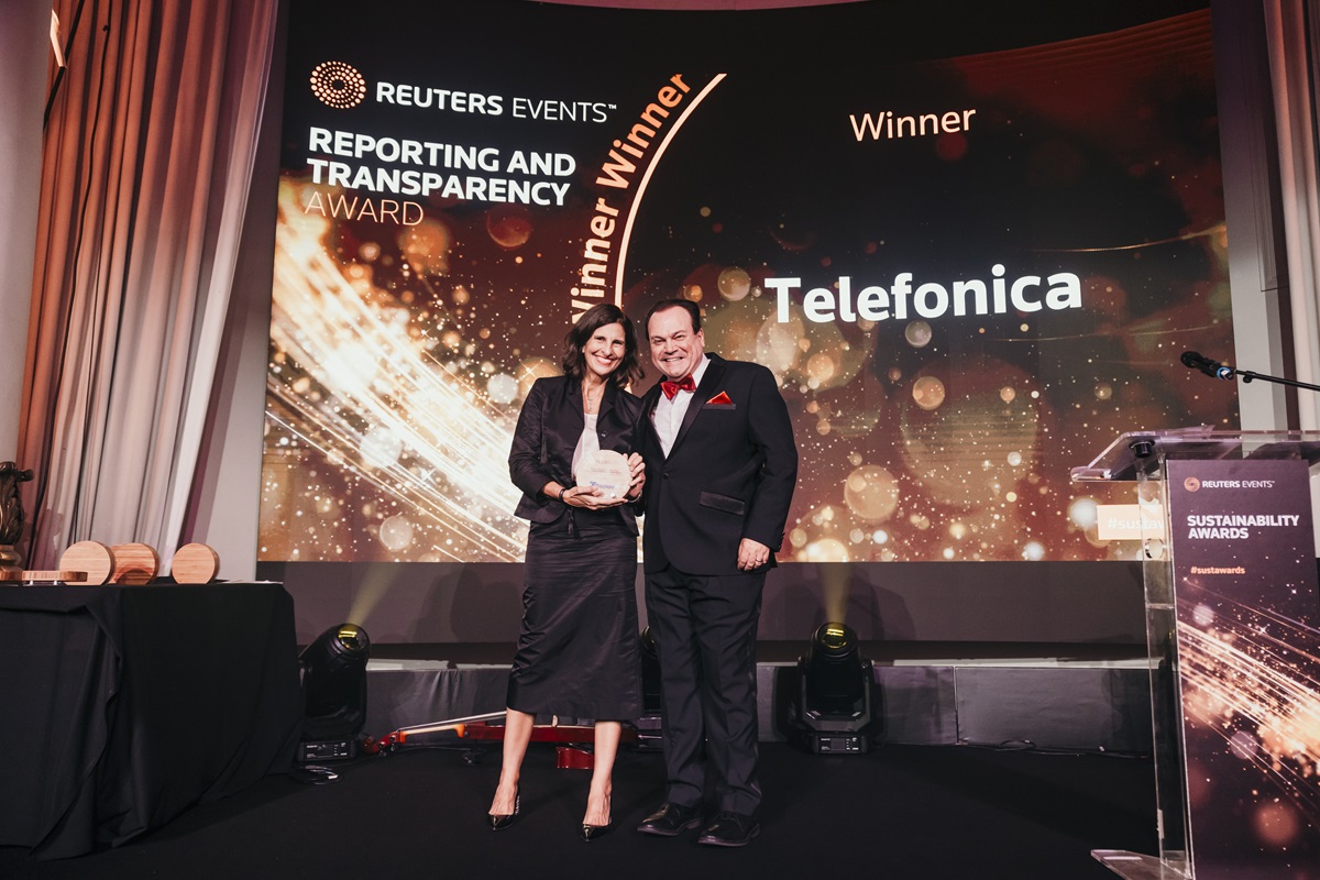 Elena Valderrábano, Global Chief Sustainability (ESG) Officer at Telefónica, receives the award