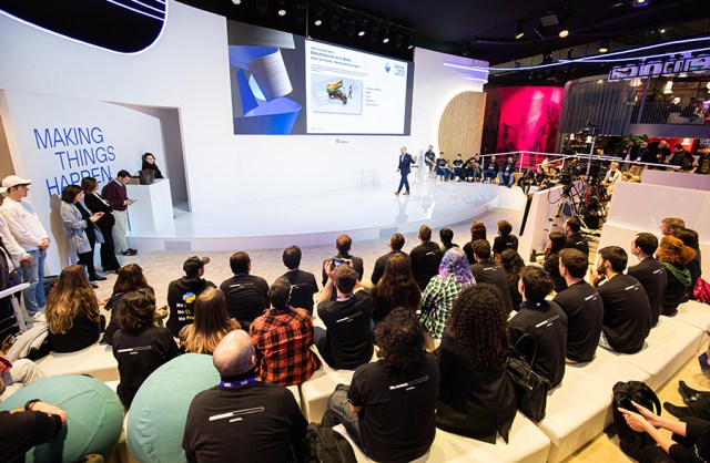 Alumnos de Campus 42 asisten a una demotour en el Ágora de Telefónica