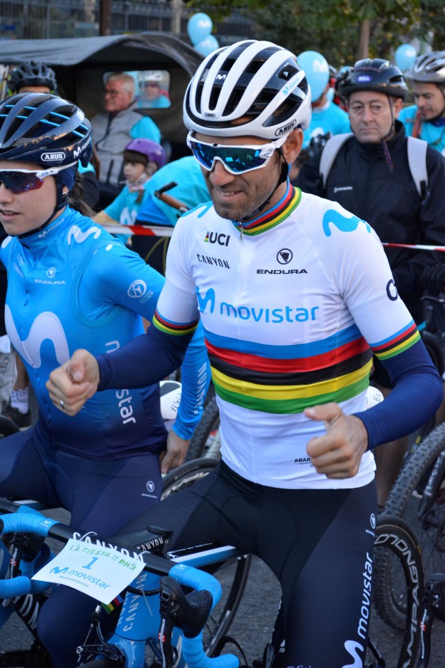 celebracion Corrección Huelga Alejandro Valverde estrena el maillot arcoíris de Campeón del Mundo en la  Fiesta de la Bici Movistar - Telefónica