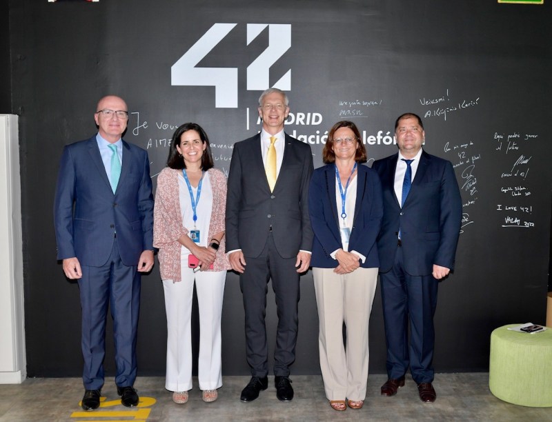 De izq. a dch.: Ángel Vilá, consejero delegado de Telefónica; Inés Temes, responsable de 42 Madrid; Krišjãnis Karinš, primer ministro de la República de Letonia; Carmen Morenés, directora general de Fundación Telefónica, y Mâris Klišâns, embajador de la República de Letonia en España.