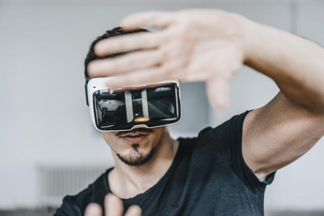 Hombre Sosteniendo Un Teléfono Móvil Con Gafas Vr Y Señalando  Actualizaciones Recientes Con Un Hombre De Negocios Con Un Dedo Que Tiene  Lentes De Realidad Virtual Y Presenta Una Nueva Idea Fotos