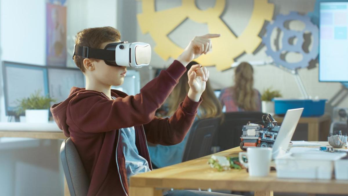 Realidad virtual en clase: vivir experiencias en lugar de estudiar con  libros