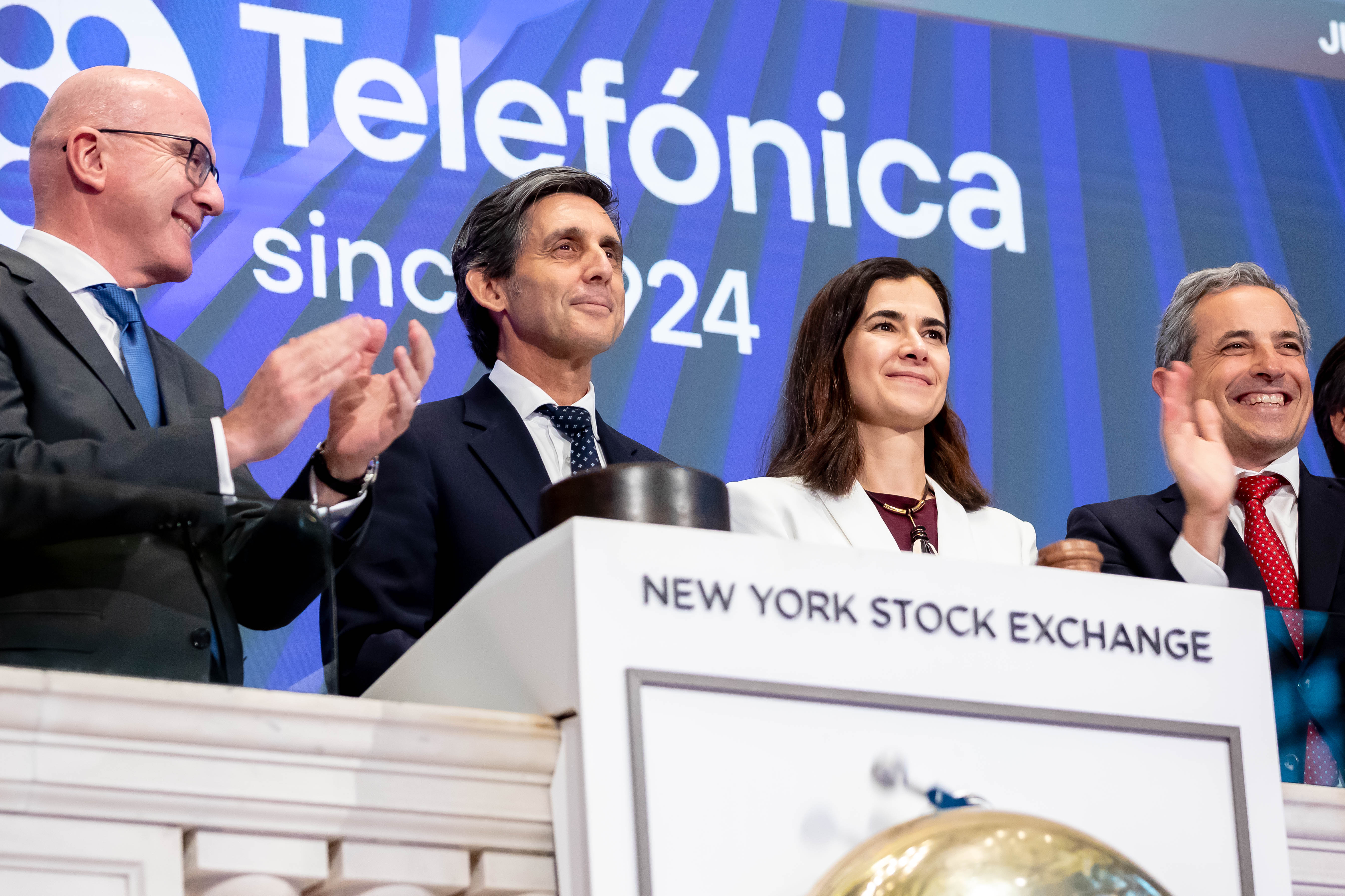 Telefónica S.A. (NYSE: TEF) toca la Campana de Cierre en la Bolsa de Nueva York. Fotografía: NYSE