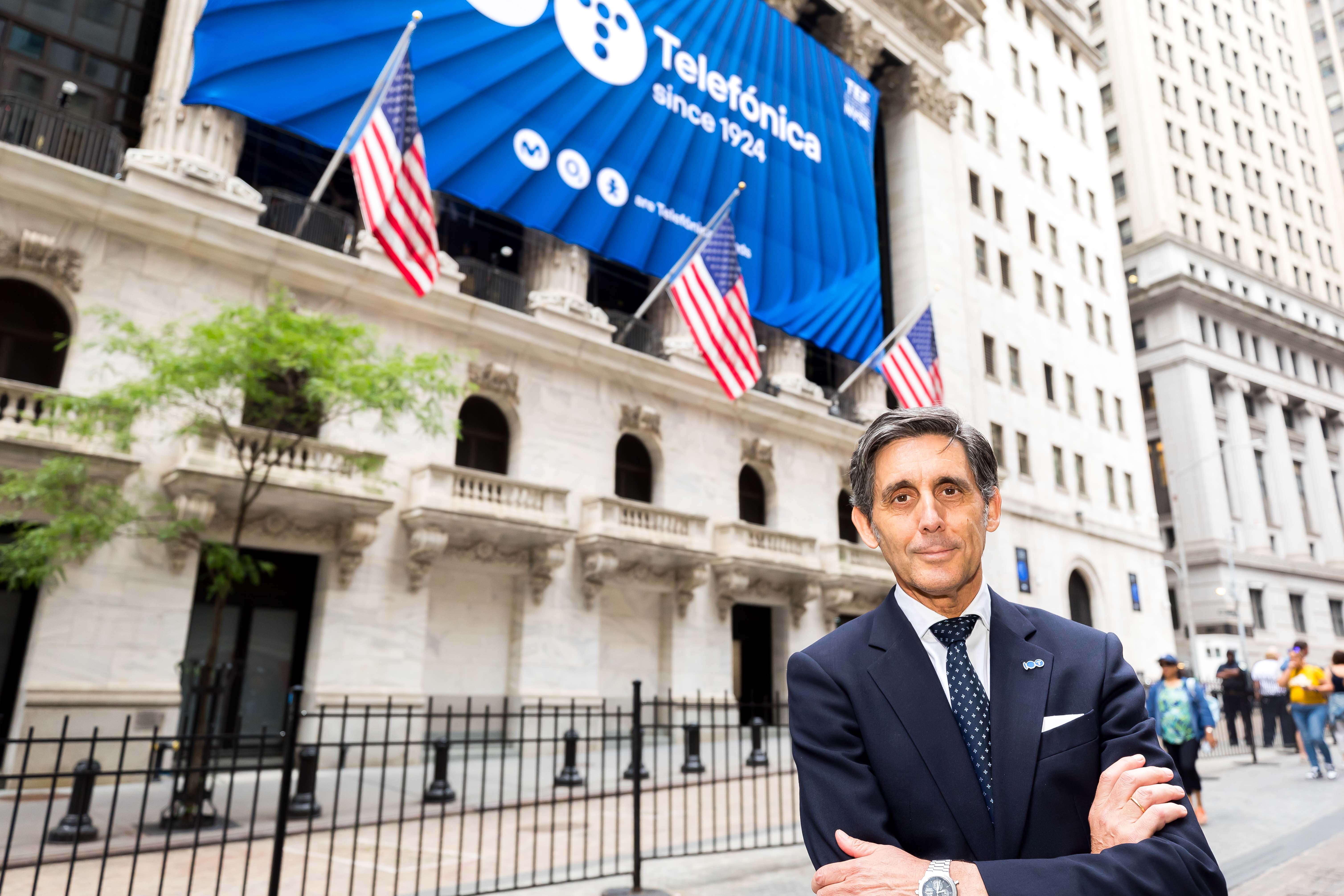 Telefónica S.A. (NYSE: TEF) toca la Campana de Cierre en la Bolsa de Nueva York. Fotografía: NYSE