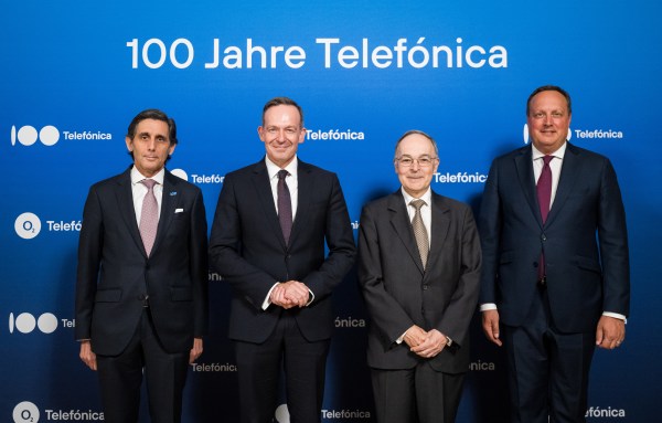 De izquierda a derecha, José María Álvarez-Pallete, presidente de Telefónica, junto a Volker Wissing, ministro federal de Asuntos Digitales y Transporte de Alemania, Pascual Navarro, embajador de España en Alemania, y Markus Haas, CEO de O2 Telefónica Alemania.
