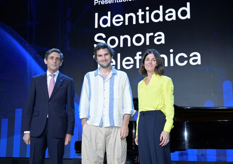 José María Álvarez-Pallete, presidente de Telefónica; Lucas Vidal, compositor, y Cristina Bur-zako, CEO de Movistar Plus+