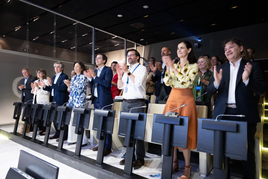 Representantes de Telefónica haciendo entrega de la recaudación a las ONG.