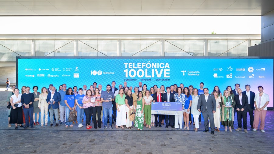 Representantes de Telefónica haciendo entrega de la recaudación a las ONG.