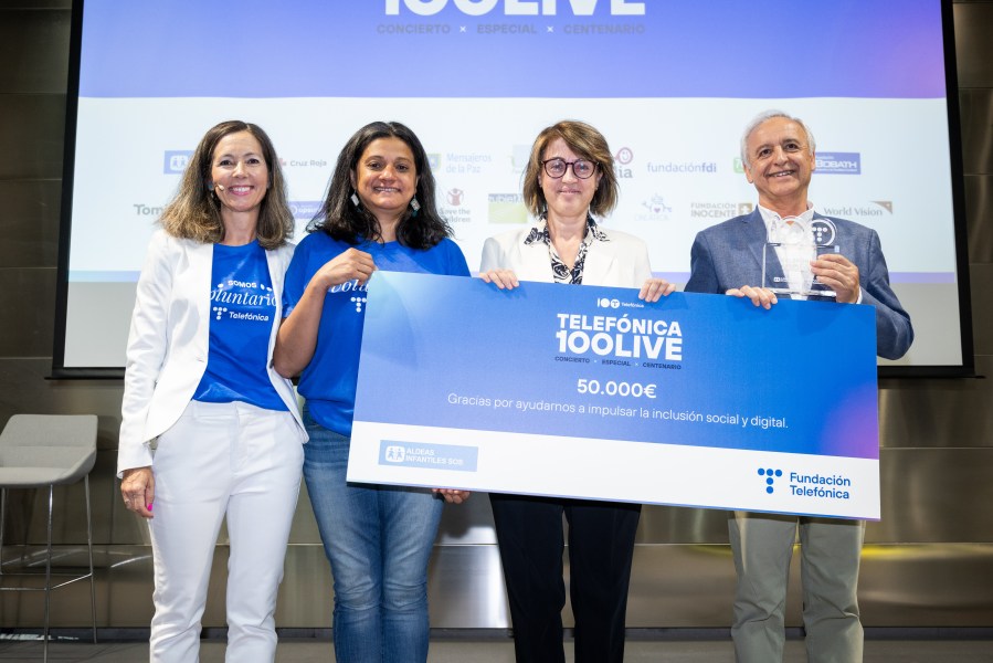 Representantes de Telefónica haciendo entrega de la recaudación a Aldeas Infantiles SOS.