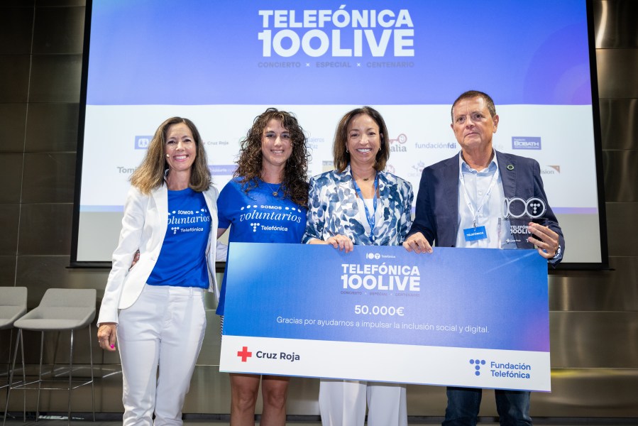 Representantes de Telefónica haciendo entrega de la recaudación a la Cruz Roja.