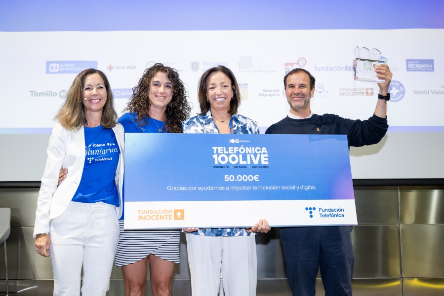 Representantes de Telefónica haciendo entrega de la recaudación a Fundación Inocente Inocente.