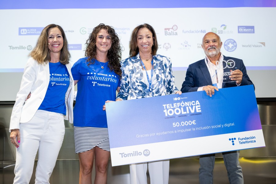 Representantes de Telefónica haciendo entrega de la recaudación a Fundación Tomillo.