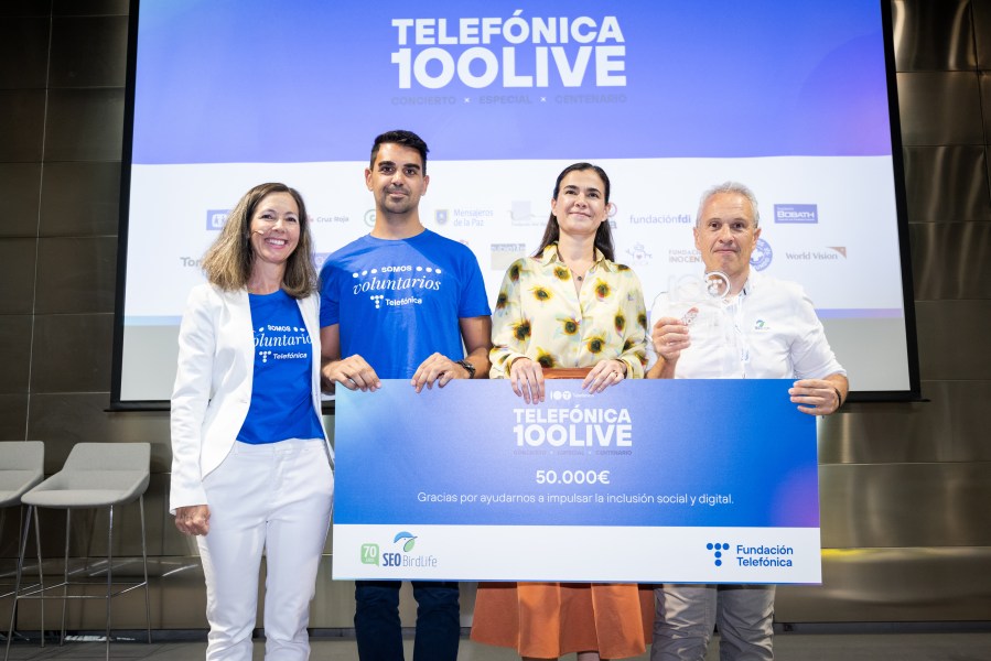 Representantes de Telefónica haciendo entrega de la recaudación a Birdlife.