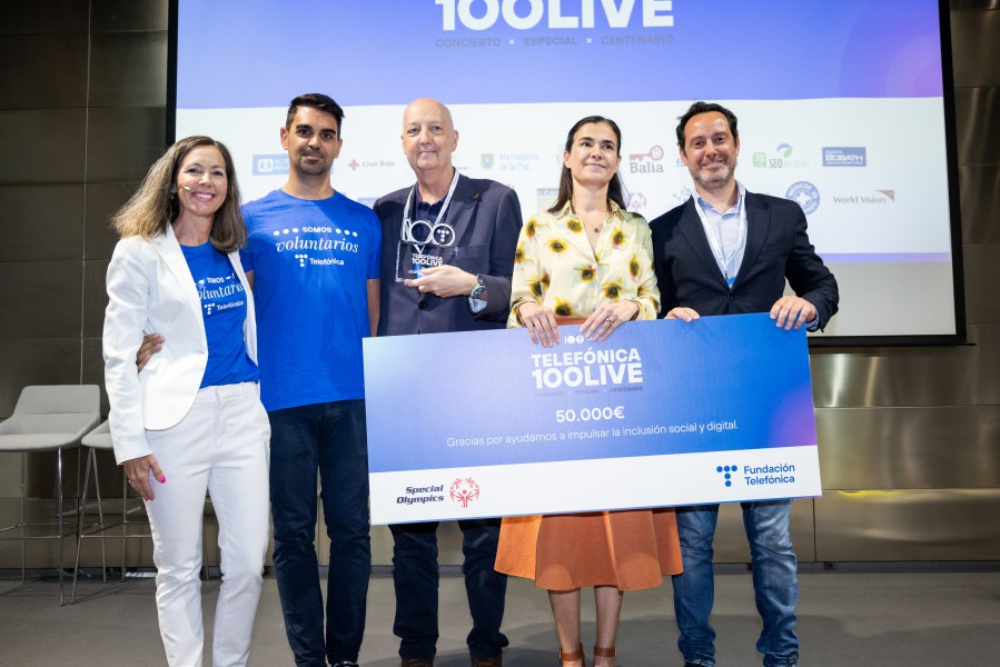 Representantes de Telefónica haciendo entrega de la recaudación a Special Olympics.