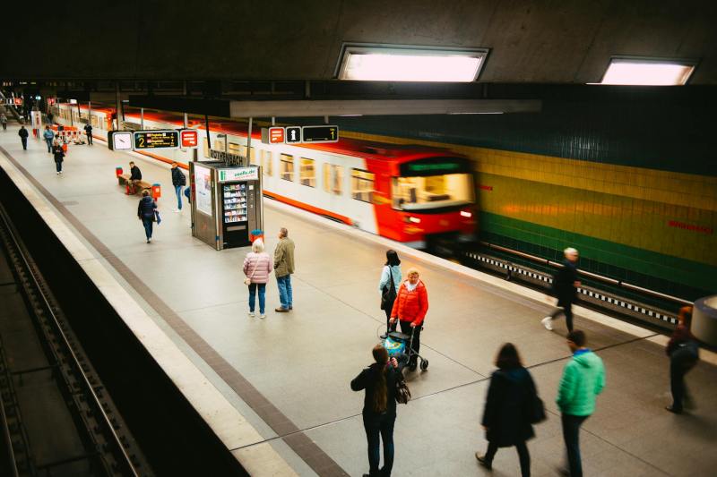 Estación de tren con gente en el andén