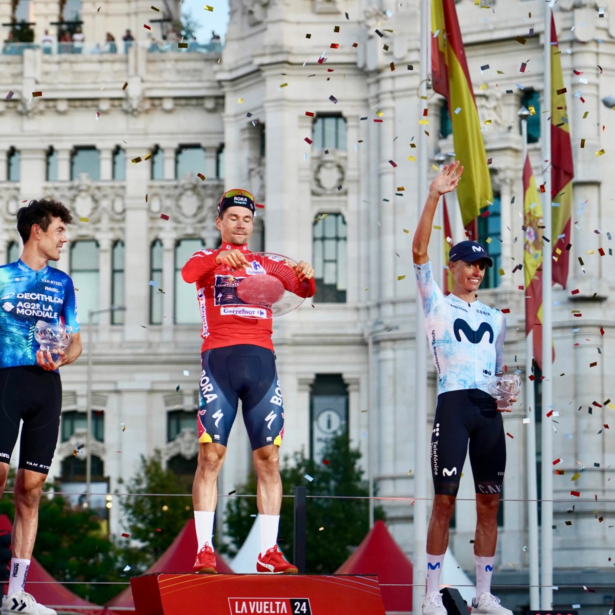 Roglic, O'connor y Mas en el podio de La Vuelta 2024.