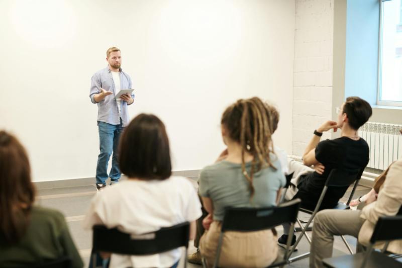 Descubre más sobre qué hay que tener en cuenta antes de hacer una presentación. Conoce algunos ejercicios para antes de subir a presentar.