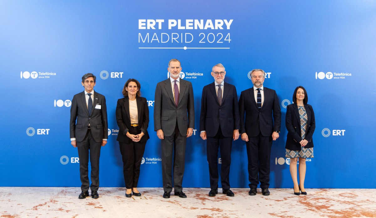 De izquierda a derecha: El presidente ejecutivo de Telefónica, José María Álvarez-Pallete; la vicepresidenta tercera del Gobierno, Teresa Ribera; Su Majestad el Rey; el presidente de la ERT, Jean-François van Boxmeer; Anthony Gooch Gálvez, secretario general de ERT y Rebeca Torró, secretaria de Estado de Industria.