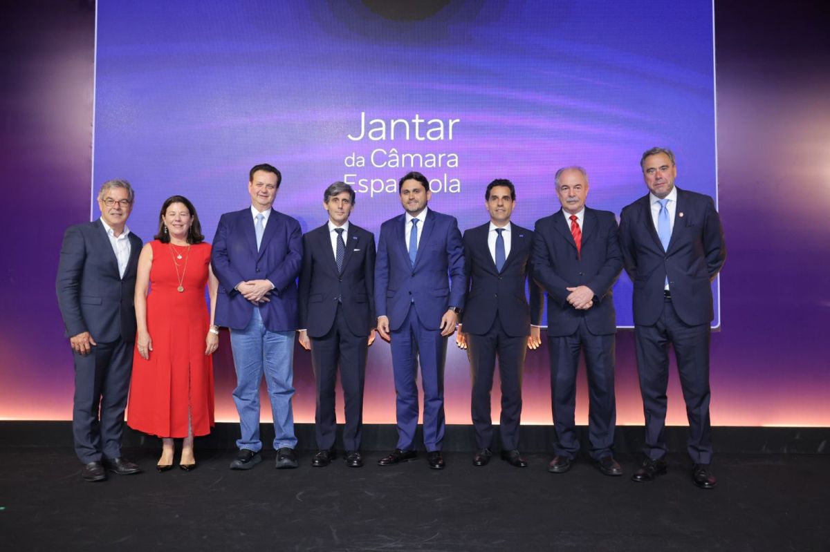 De izquierda a derecha: Jorge Viana, presidente de Agencia Brasileña de Promoción de Exportación y Inversión (APEX); María del Mar Fernández-Palacios Carmona, embajadora de España en Brasil; Gilberto Kassab, secretario del Gobierno y Relaciones Institucionales del Estado de SP; José María Álvarez-Pallete, presidente ejecutivo de Telefónica; Juscelino Filho, ministro de Comunicaciones de Brasil; Christian Gebara, presidente de Telefónica en Brasil; Aloizio Mercadante, presidente de Banco Nacional de Desarrollo Económico y Social (BNDES) y Marcos Madureira, presidente de la Cámara Española