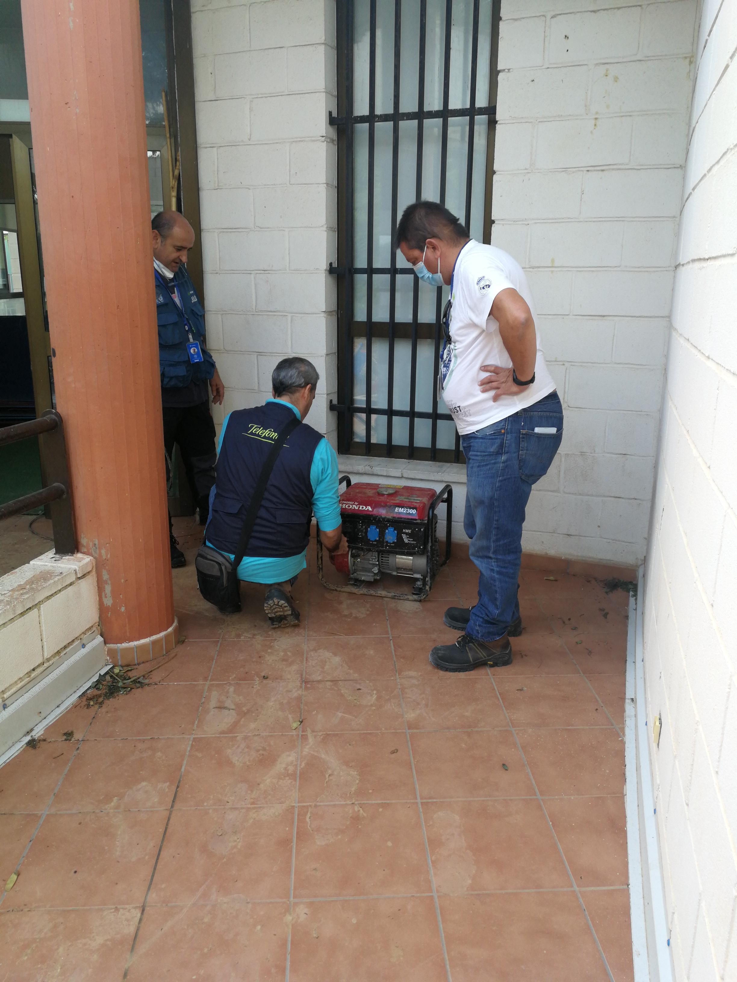 Operarios trabajando en la recuperación del servicio en la zona afectada por la DANA.