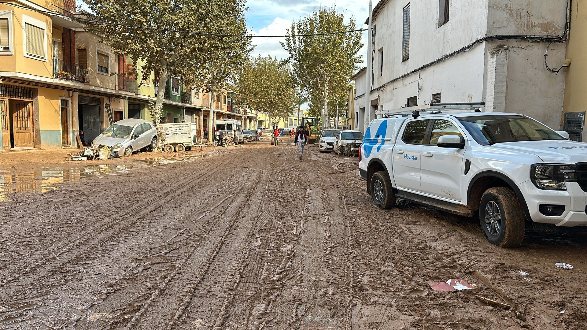 Vehículo de Movistar en zona afectada por la DANA.