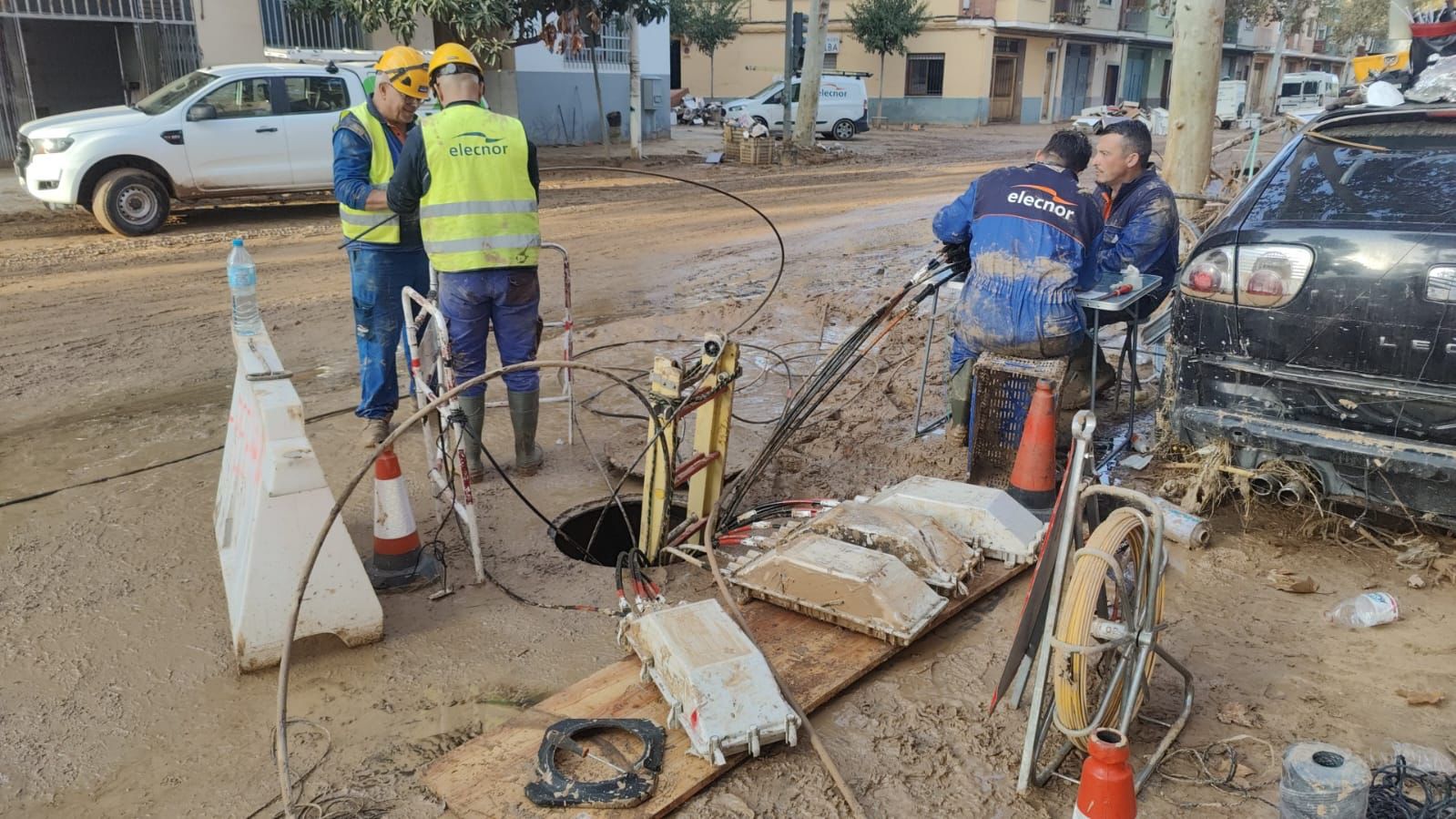 Operarios trabajando en la recuperación del servicio en la zona afectada por la DANA.