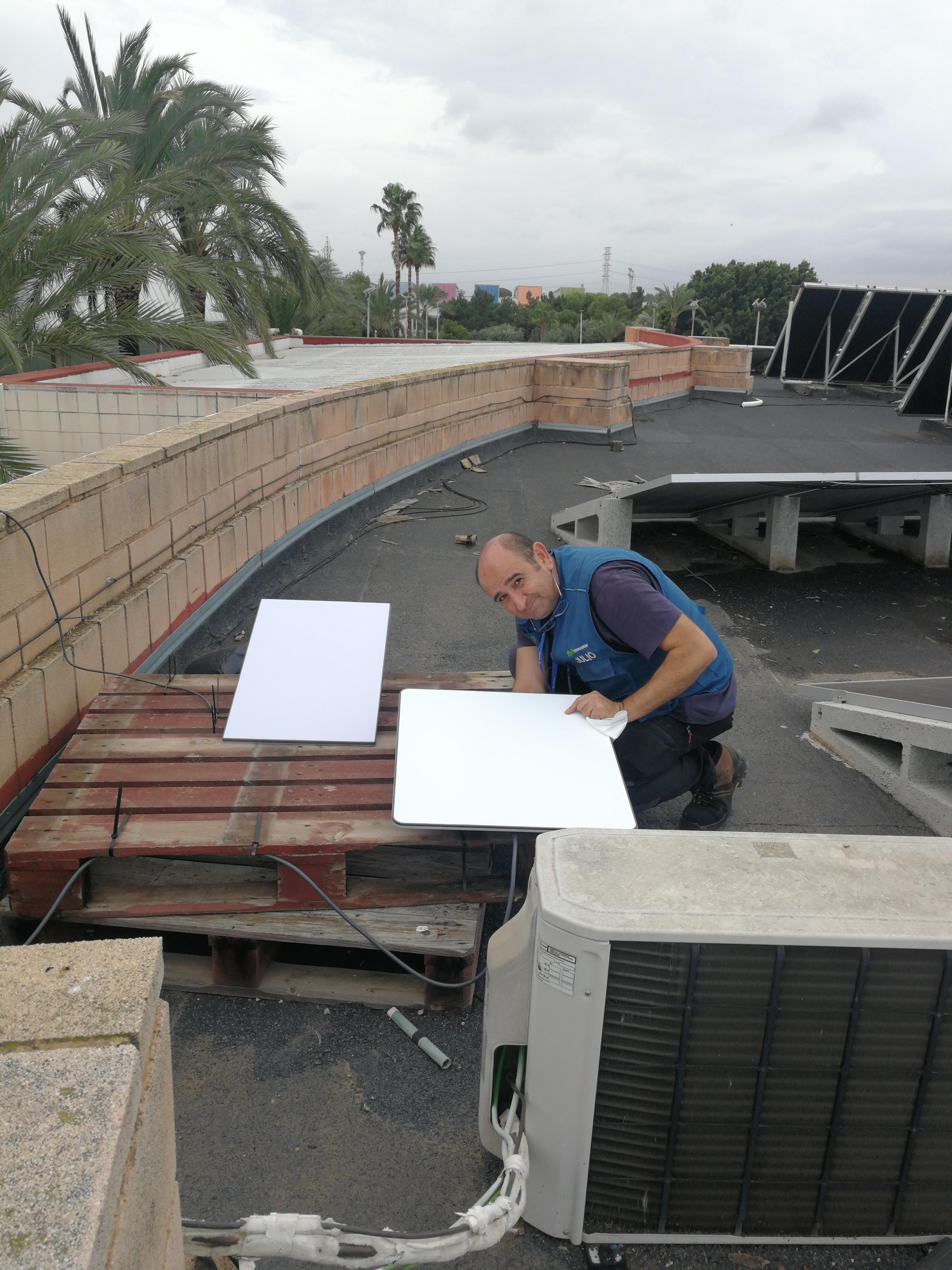 Operario trabajando en la recuperación del servicio en la zona afectada por la DANA.